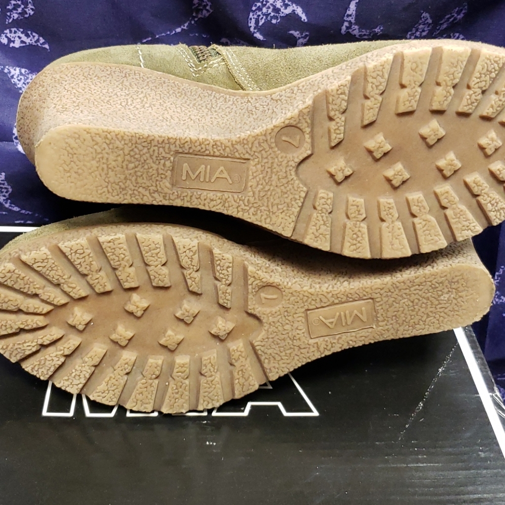 Boots - Picture 3 of 3